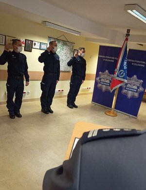 trzech umundurowanych policjantów ślubuje do sztandaru Komendy Powiatowej Policji w Goleniowie