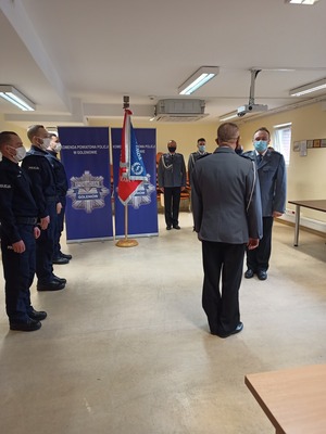 Policjant ubrany w galowy mundur składa meldunek Komendantowi Powiatowemu Policji w Goleniowie