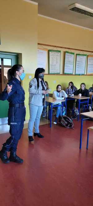 umundurowana policjantka prowadzi lekcje z uczniami klasy VIII