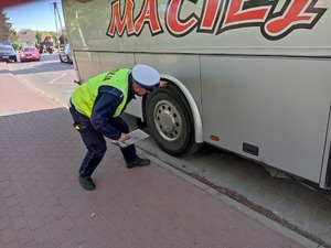 kontrola autokaru przez umundurowanego policjnata