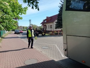 kontrola autokaru przez umundurowanego policjnata