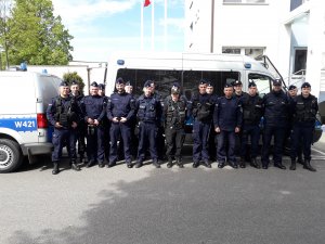 policjanci -adepci na tle radiowozu policyjnego