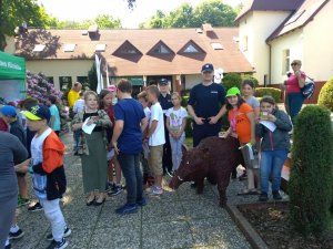 Umundurowani funkcjonariusze Komendy Powiatowej Policji w Goleniowie rozmawiają z dziećmi  na temat bezpieczeństwa